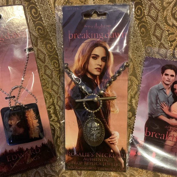 🍎NEW🍎 - Breaking Dawn - Cullen Crest Necklace Edward Dog Tags Picture Cloth - Picture 2 of 5